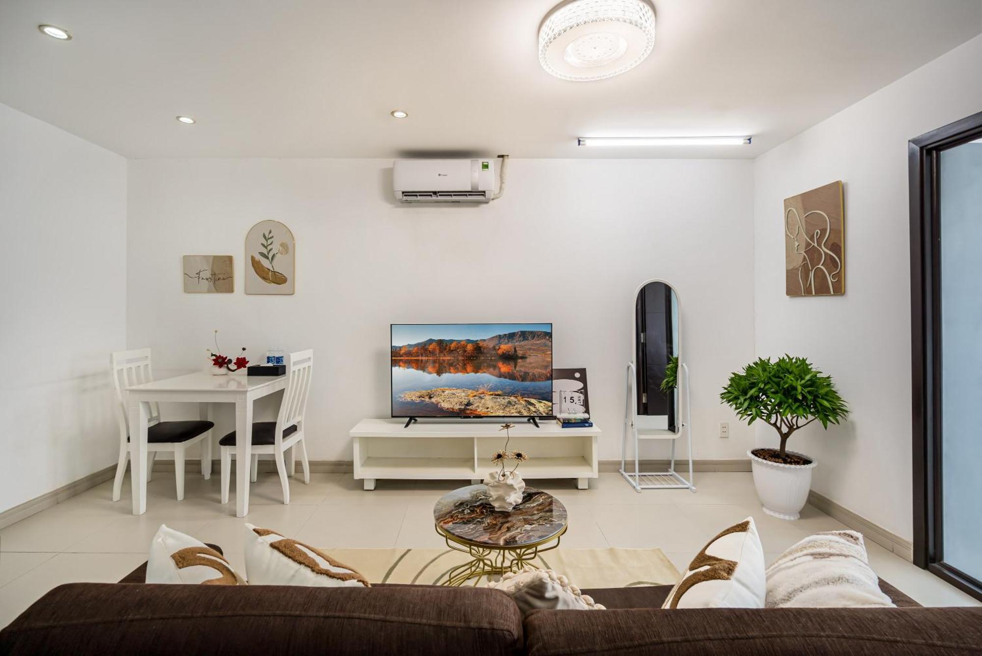 Căn hộ Otis Apartment - Balcony View - Steps From Bui Vien - International Plaza Building - District 1 *