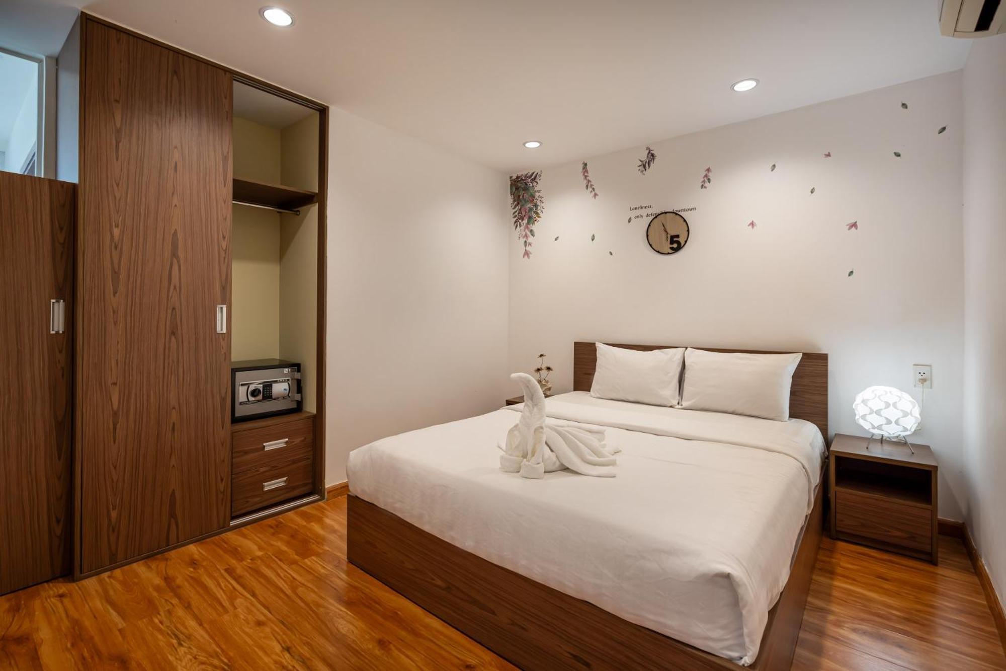 Otis Apartment - Balcony View - Steps From Bui Vien - International Plaza Building - District 1 *