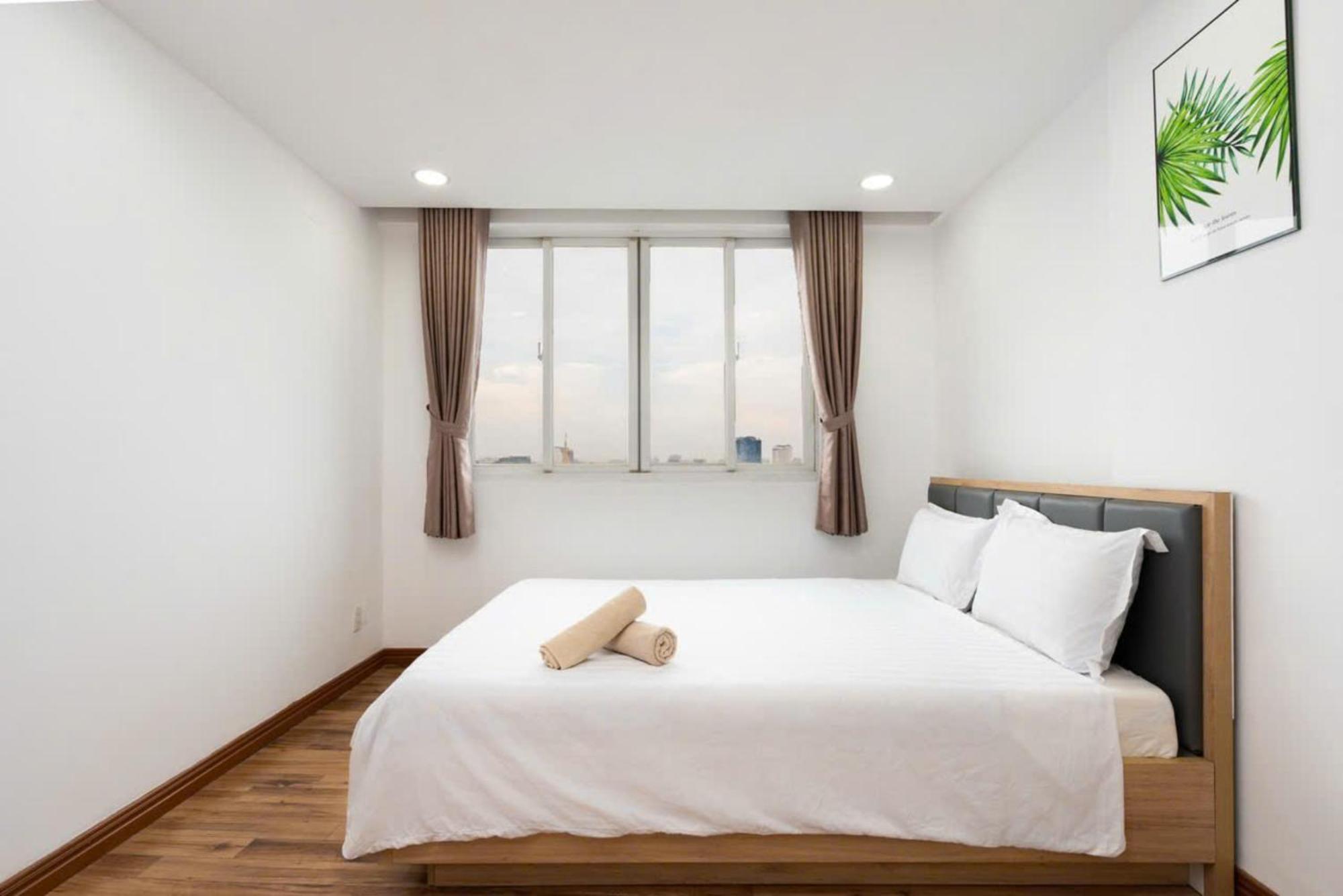 Otis Apartment - Balcony View - Steps From Bui Vien - International Plaza Building - District 1
