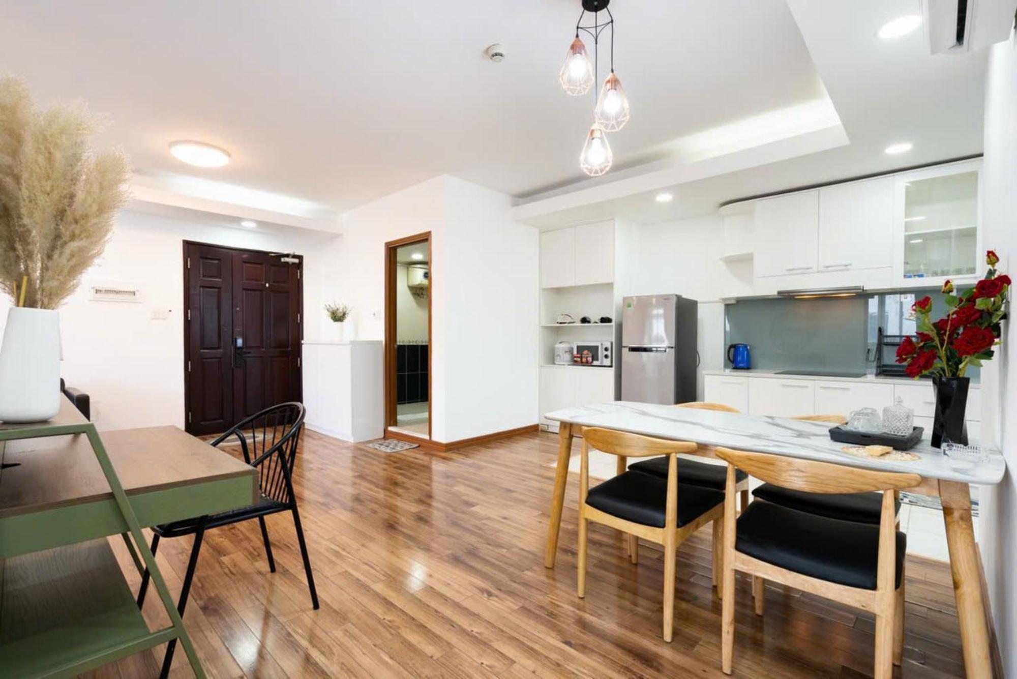 Otis Apartment - Balcony View - Steps From Bui Vien - International Plaza Building - District 1 *