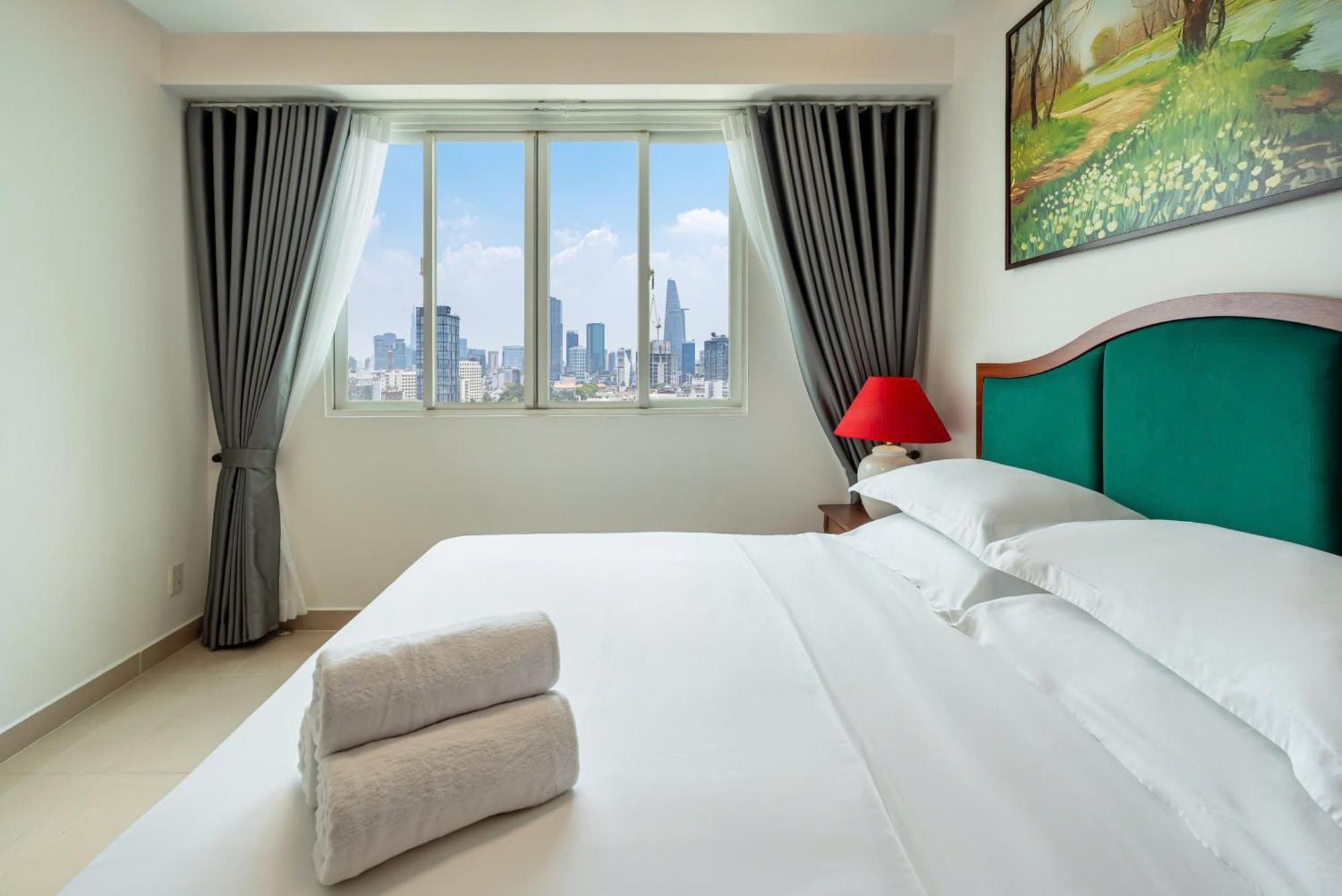 Otis Apartment - Balcony View - Steps From Bui Vien - International Plaza Building - District 1 *