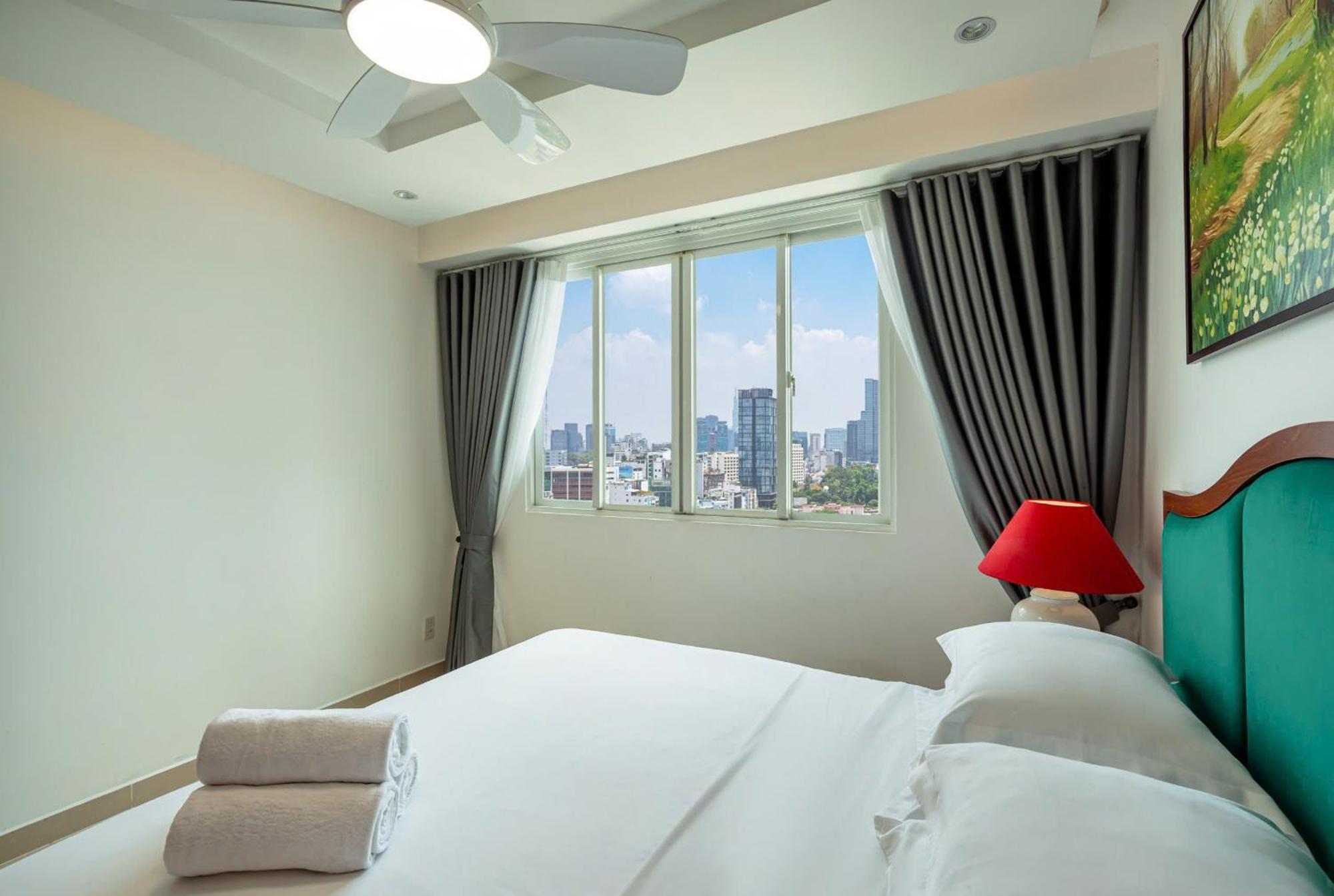 Otis Apartment - Balcony View - Steps From Bui Vien - International Plaza Building - District 1 Căn hộ
