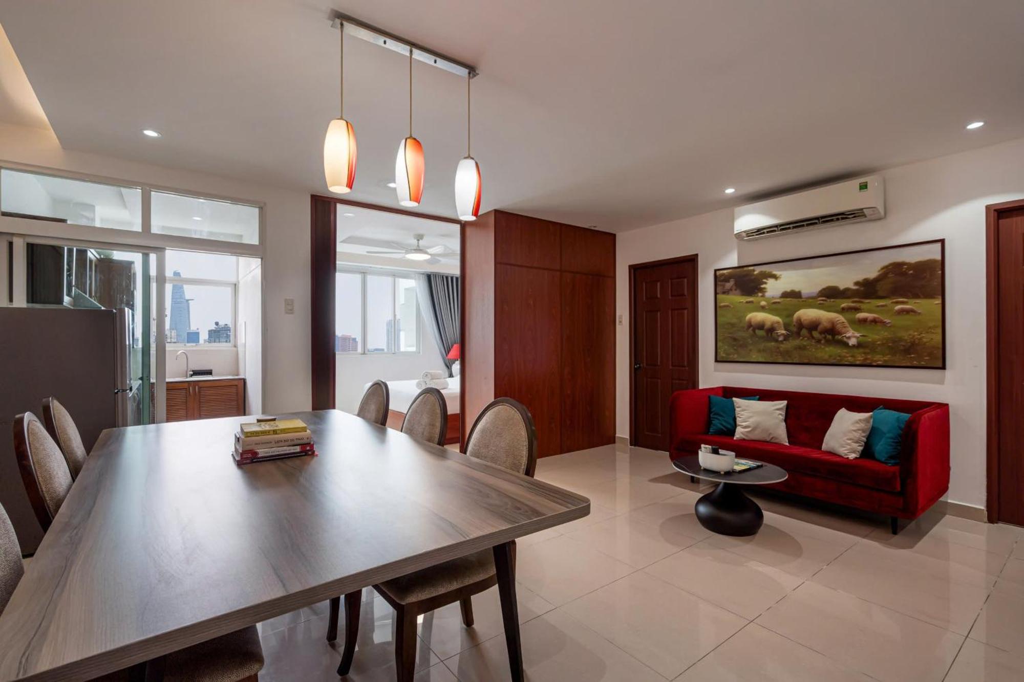 Căn hộ Otis Apartment - Balcony View - Steps From Bui Vien - International Plaza Building - District 1 *