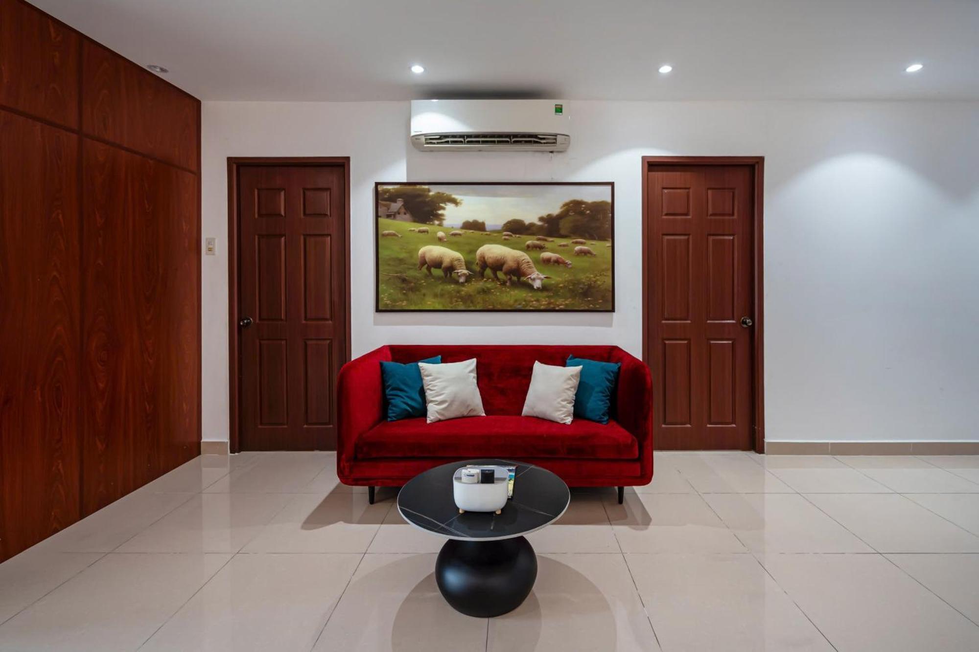 Otis Apartment - Balcony View - Steps From Bui Vien - International Plaza Building - District 1 *