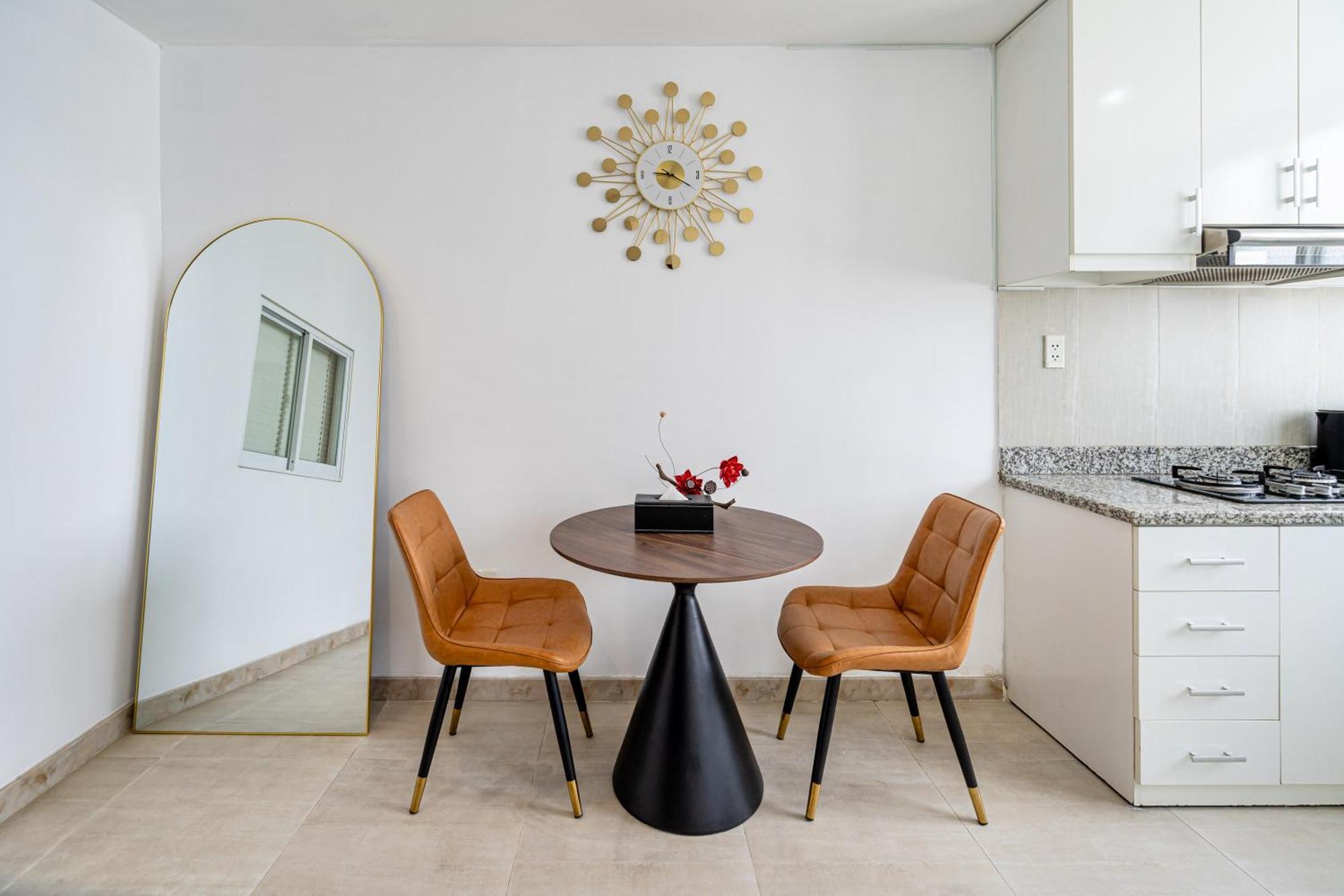 Otis Apartment - Balcony View - Steps From Bui Vien - International Plaza Building - District 1 Căn hộ *