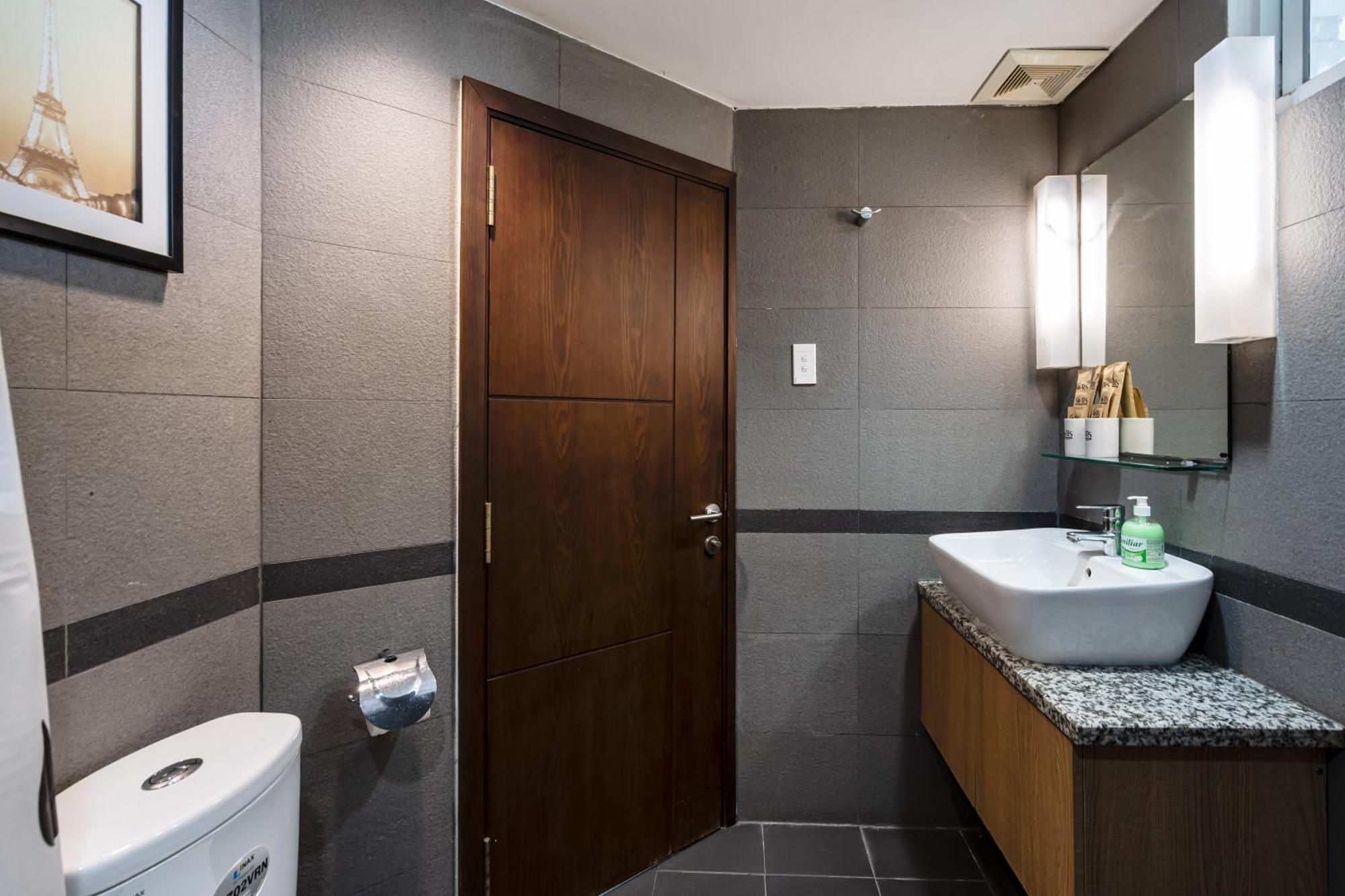 Otis Apartment - Balcony View - Steps From Bui Vien - International Plaza Building - District 1 * TP. Hồ Chí Minh