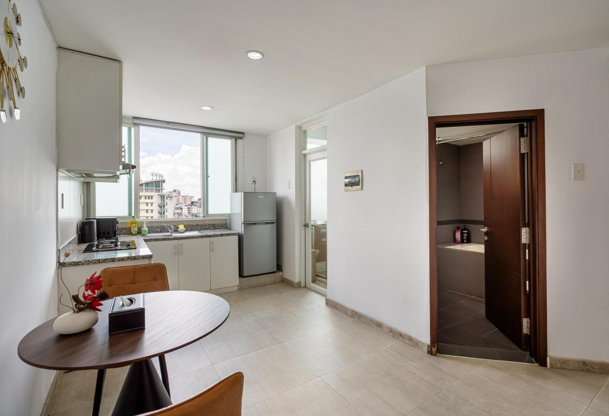 Otis Apartment - Balcony View - Steps From Bui Vien - International Plaza Building - District 1 * TP. Hồ Chí Minh