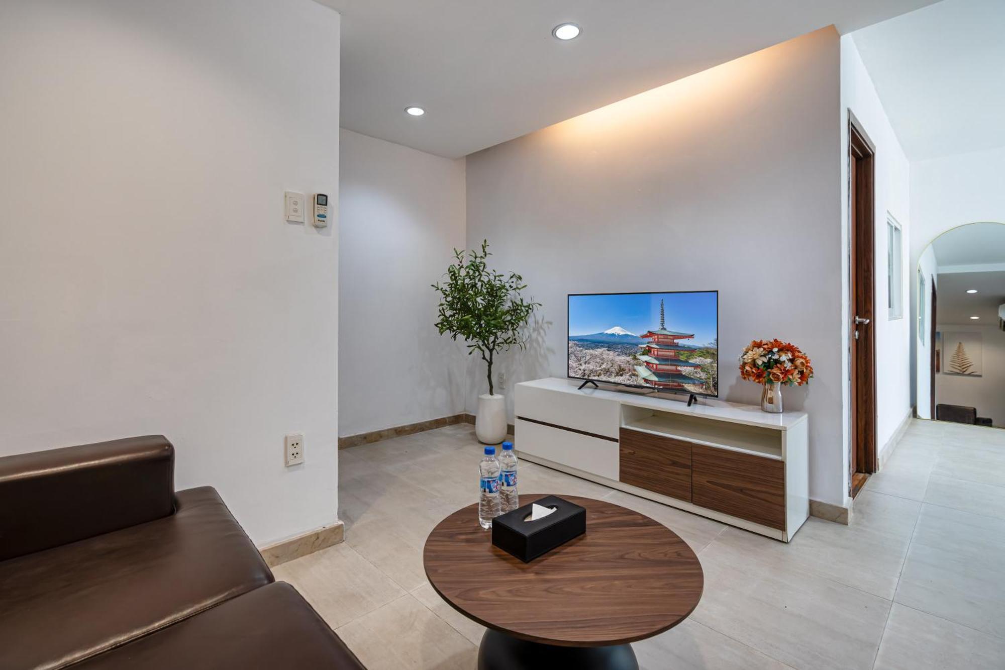 Căn hộ Otis Apartment - Balcony View - Steps From Bui Vien - International Plaza Building - District 1 *