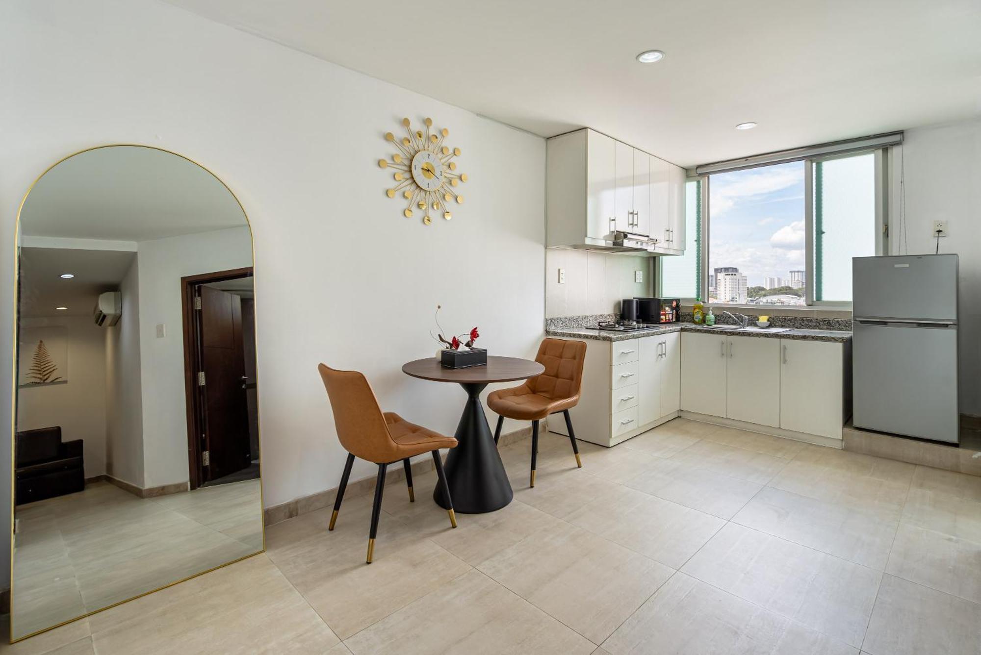 Otis Apartment - Balcony View - Steps From Bui Vien - International Plaza Building - District 1 *