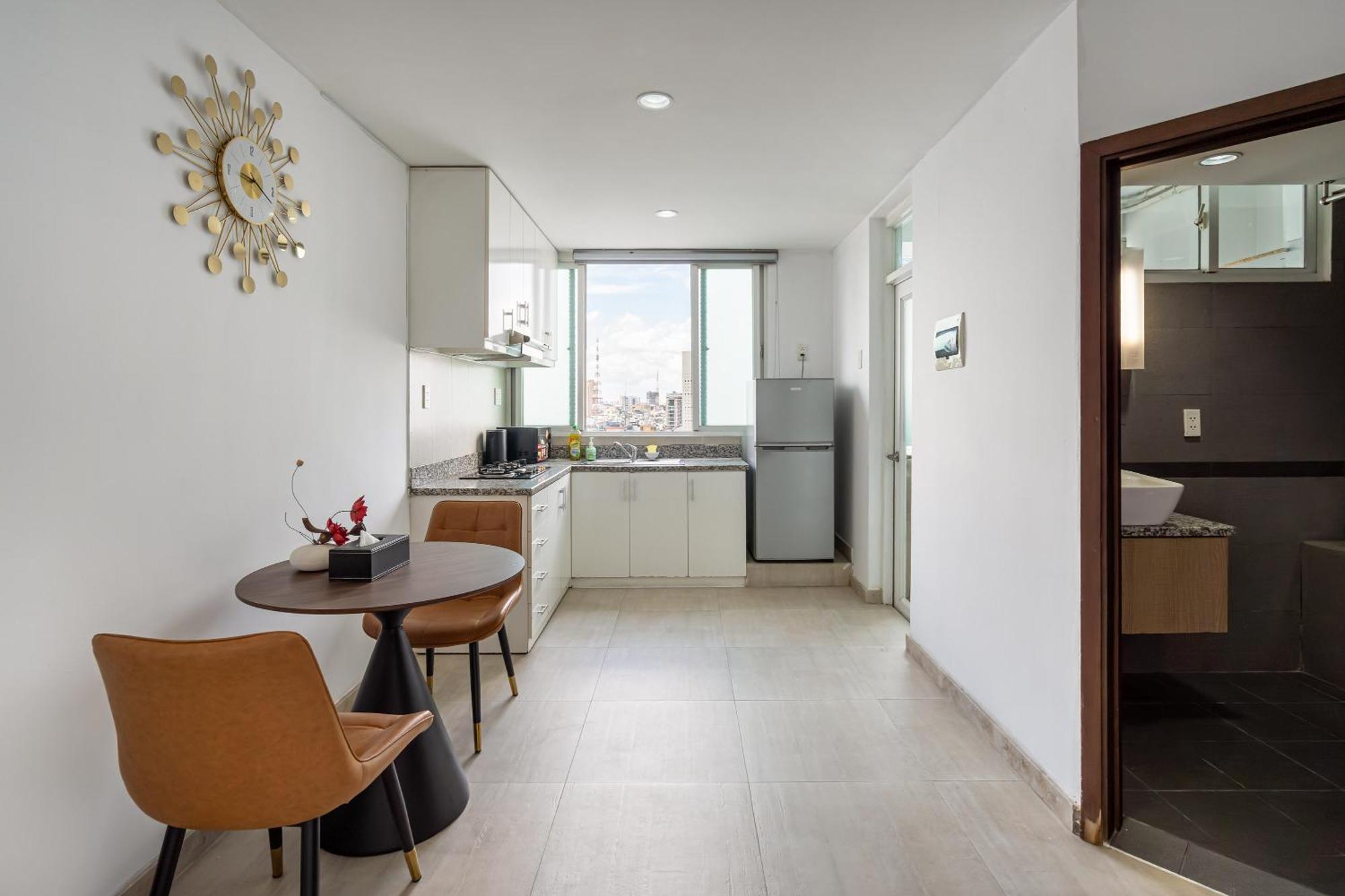 Otis Apartment - Balcony View - Steps From Bui Vien - International Plaza Building - District 1 TP. Hồ Chí Minh