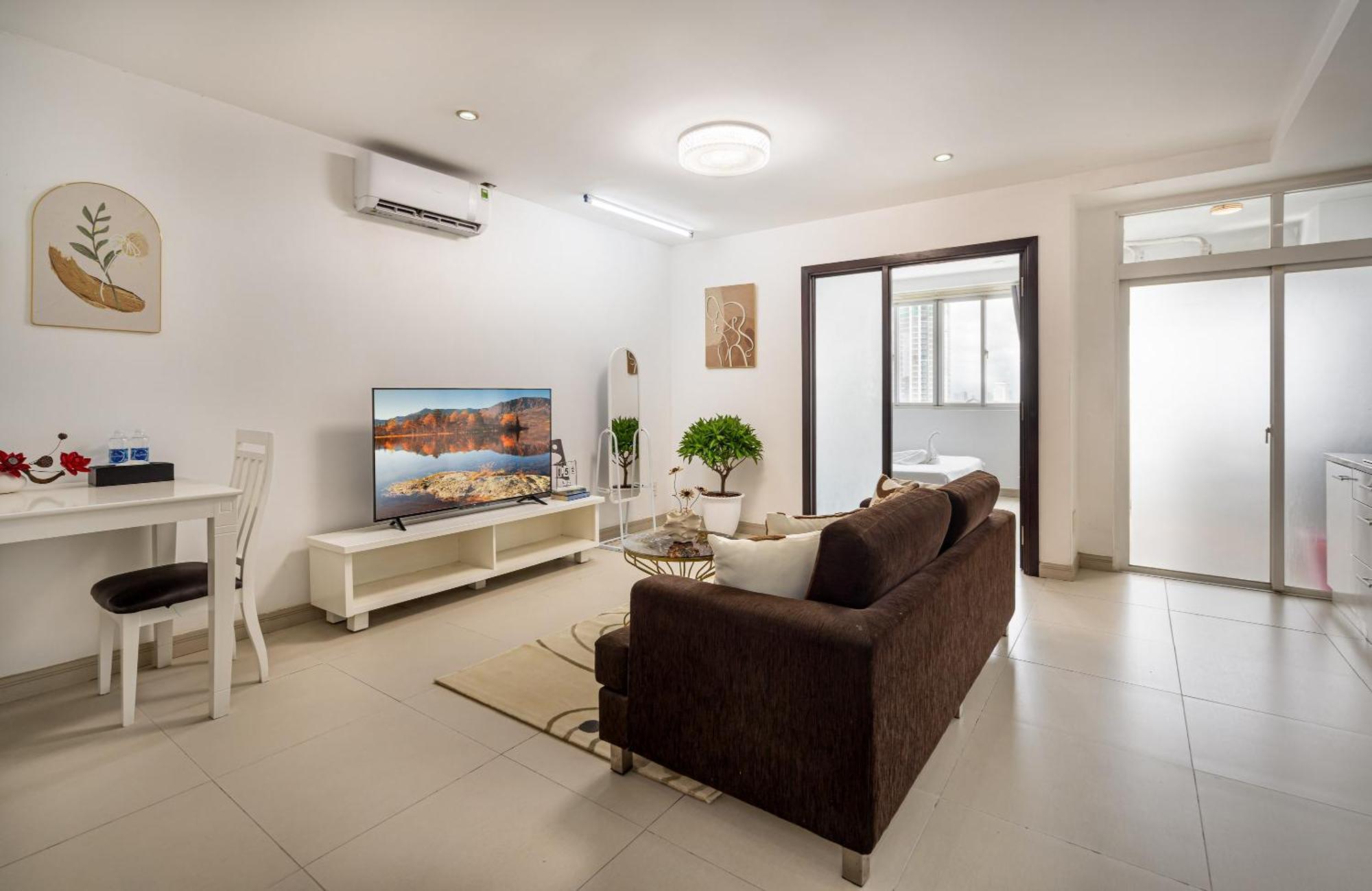 Otis Apartment - Balcony View - Steps From Bui Vien - International Plaza Building - District 1 Apartment