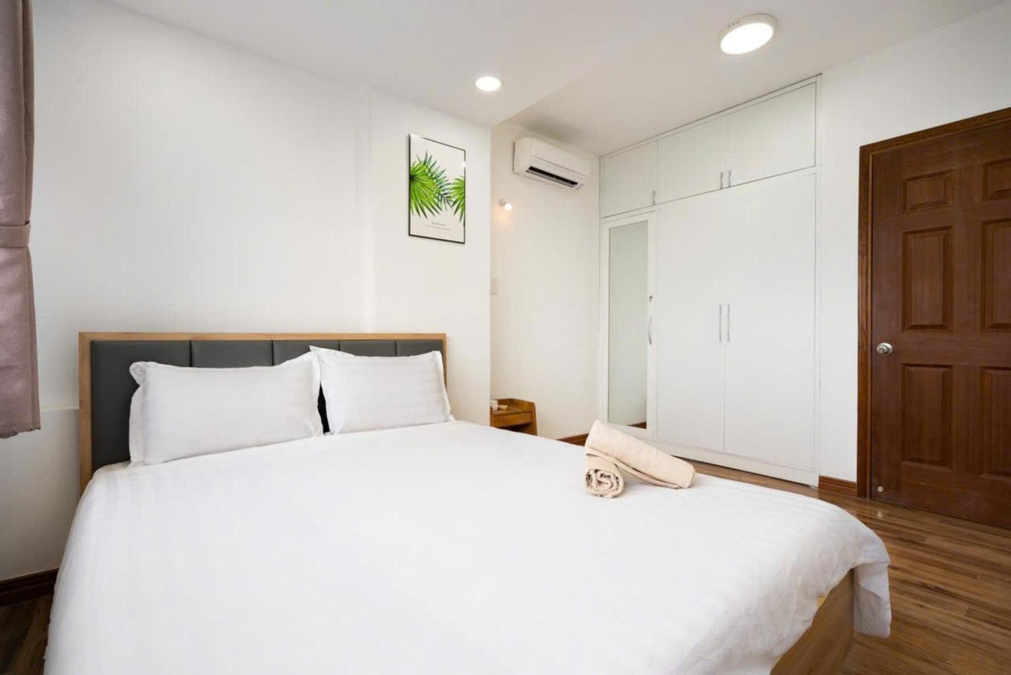 Otis Apartment - Balcony View - Steps From Bui Vien - International Plaza Building - District 1 Apartment *