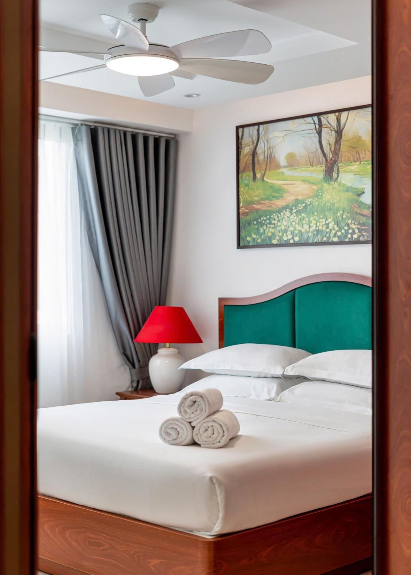 Otis Apartment - Balcony View - Steps From Bui Vien - International Plaza Building - District 1 Apartment Ho Chi Minh City