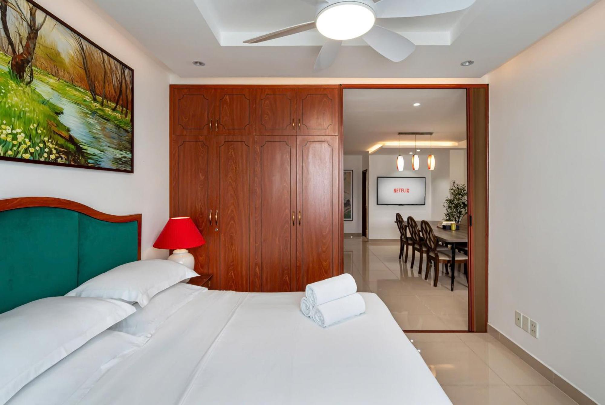 Otis Apartment - Balcony View - Steps From Bui Vien - International Plaza Building - District 1
