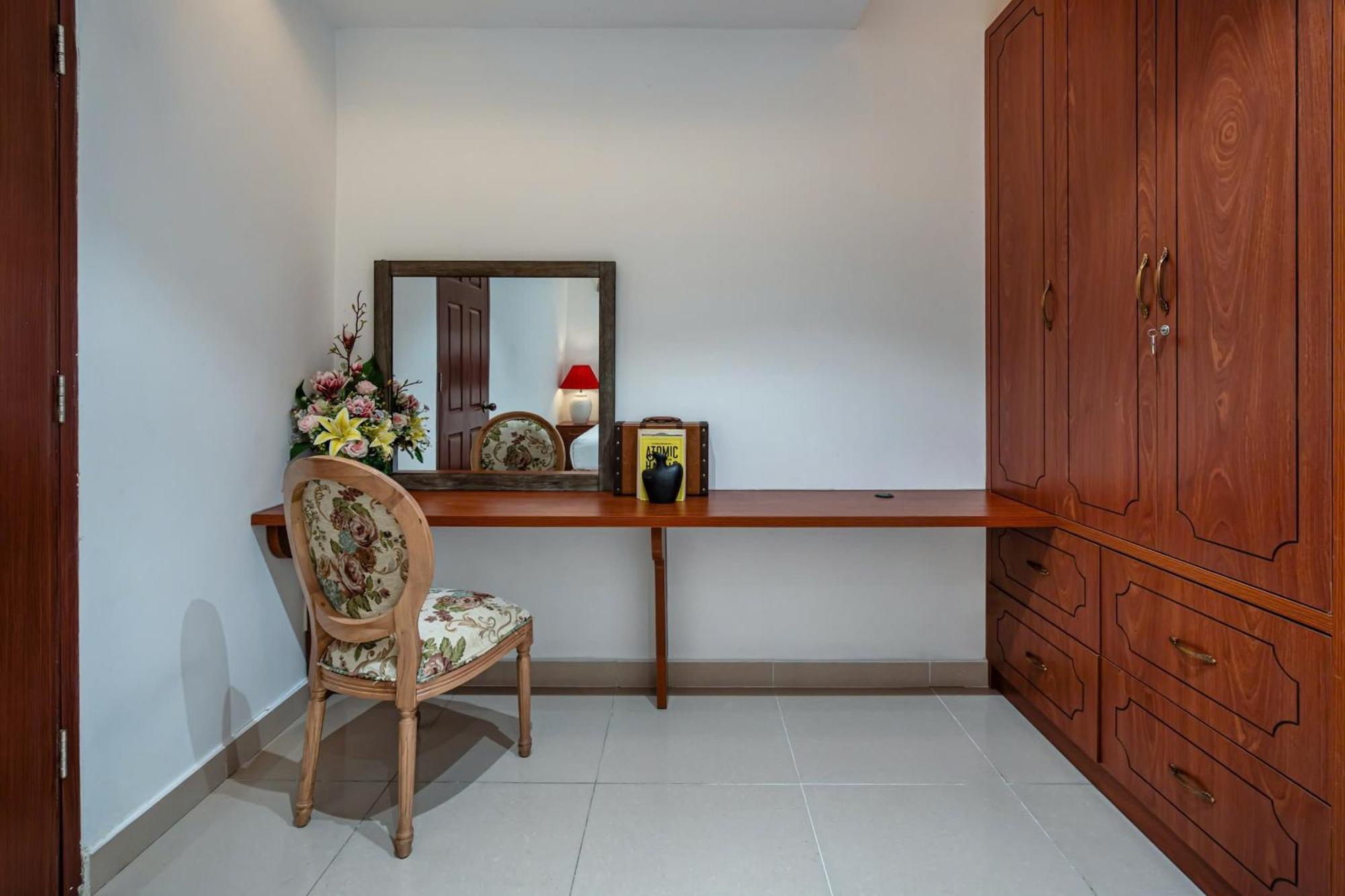 Otis Apartment - Balcony View - Steps From Bui Vien - International Plaza Building - District 1 Apartment *
