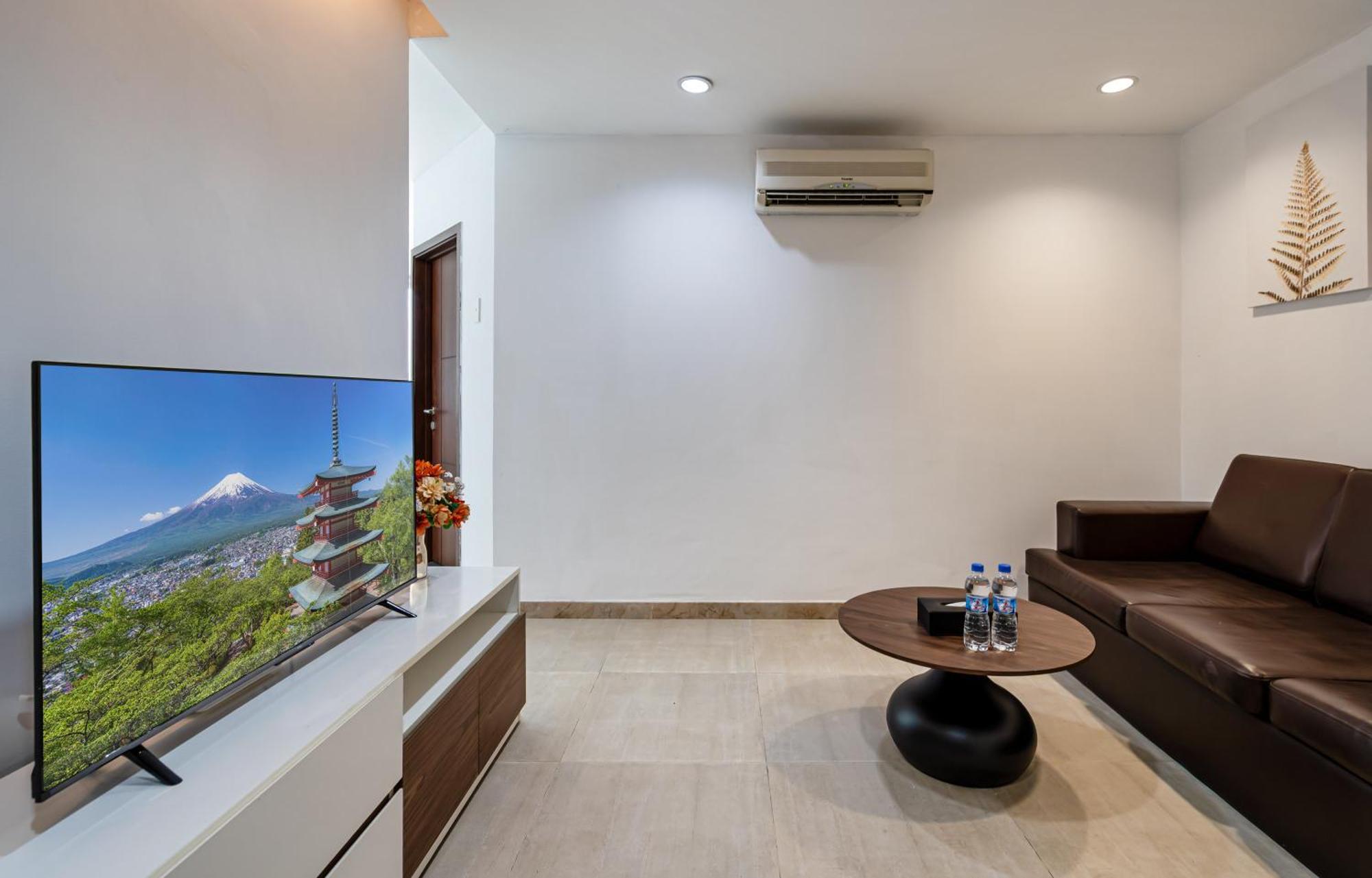 Otis Apartment - Balcony View - Steps From Bui Vien - International Plaza Building - District 1